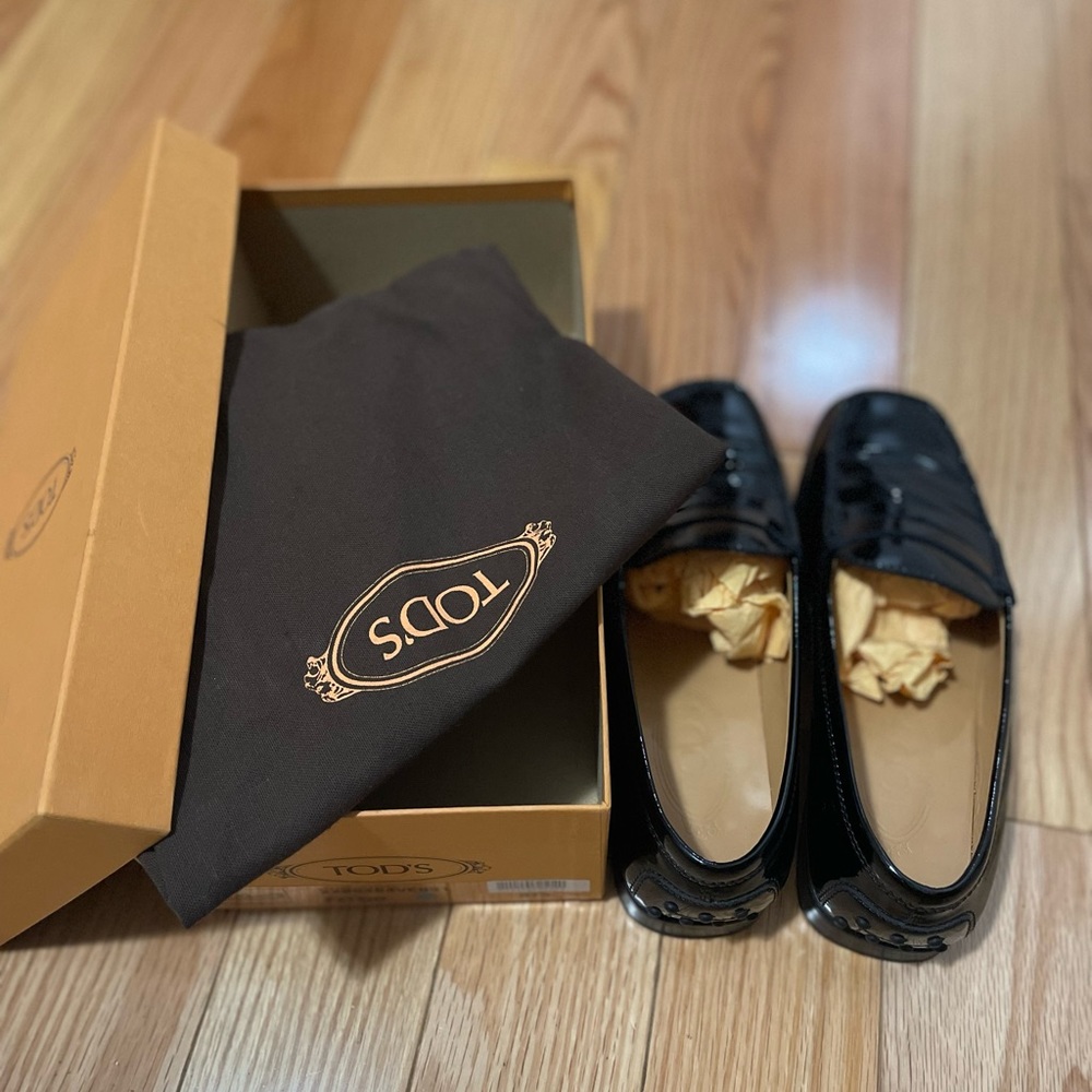 Authentic Tod’s women’s black enamel shoes.